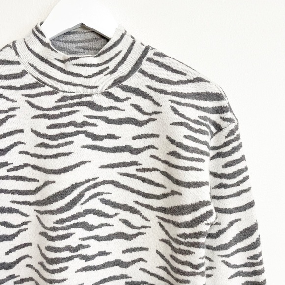 BOGO! Anthropologie Lizzie Gray & White Zebra Mock Neck Sweater Size XS - Picture 4 of 8
